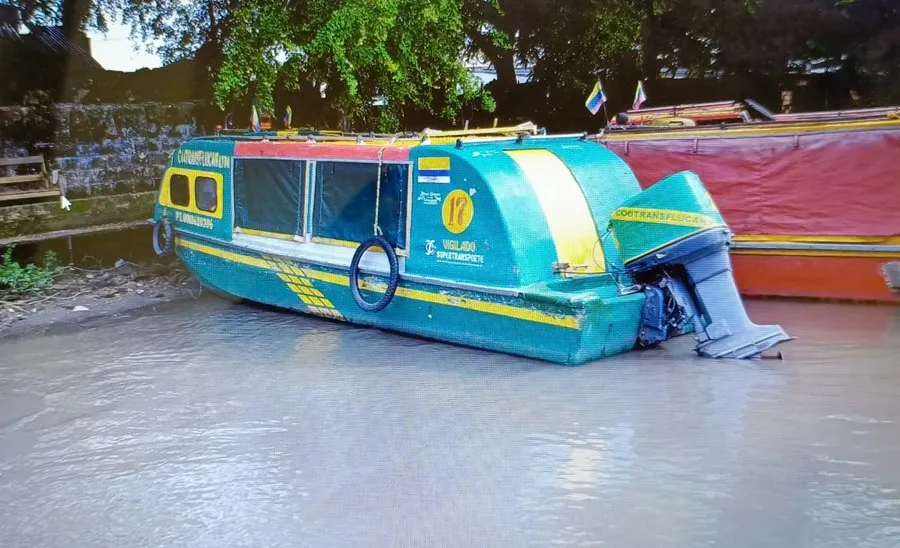 Motocanoa número 17 de COOTRANSFLUCAN amarrada, con el distintivo de vigilancia de Supertransporte