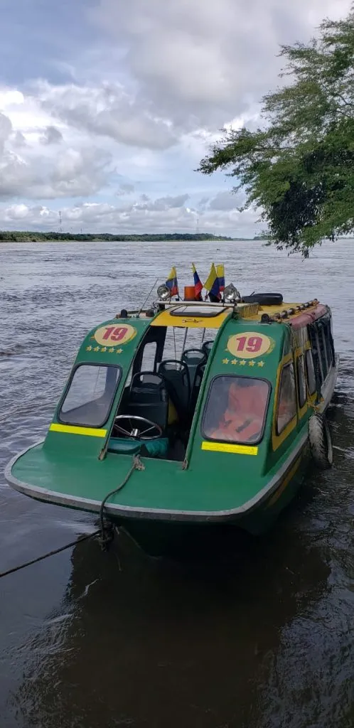 Motocanoa número 19 de COOTRANSFLUCAN amarrada a la orilla del río en Cantagallo