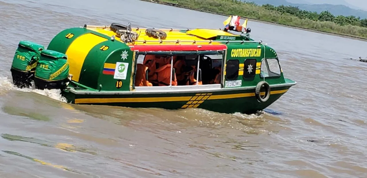 Motocanoa número 19 de COOTRANSFLUCAN navegando por el río Magdalena