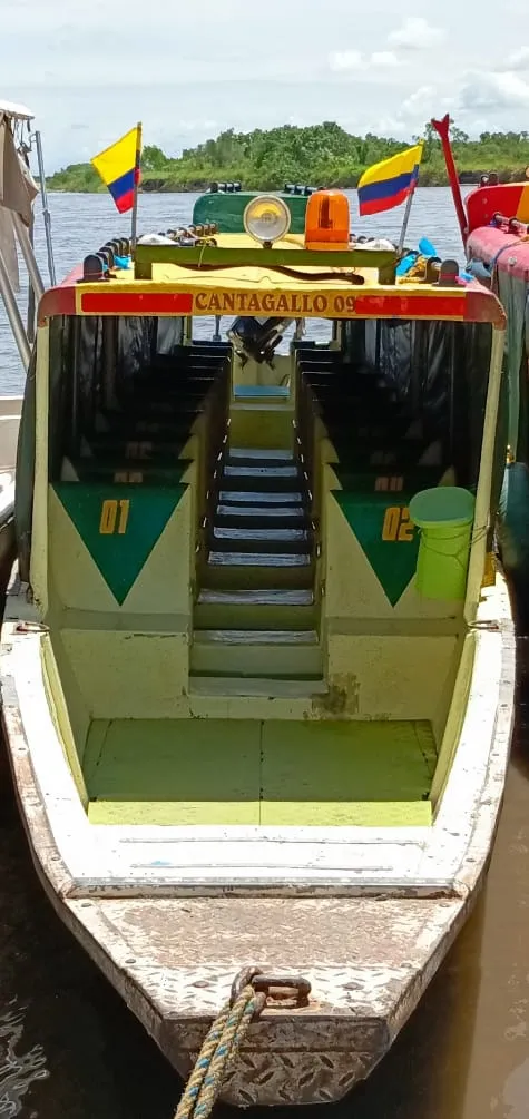 Pasillo central y asientos de una motocanoa de COOTRANSFLUCAN