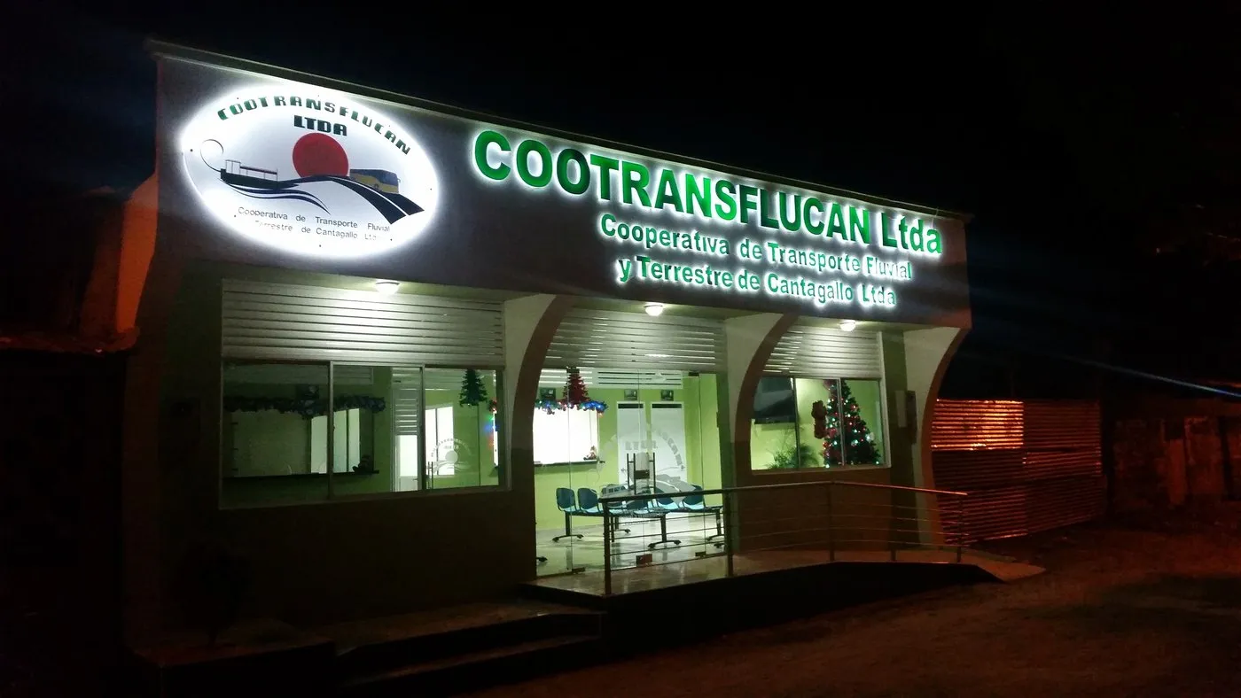 Fachada iluminada de la sede de COOTRANSFLUCAN en Cantagallo